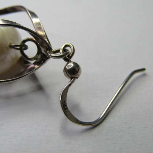 Pair of Sterling Silver earrings with pearls - weighs 8,0g