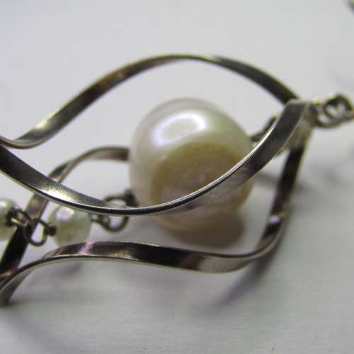 Pair of Sterling Silver earrings with pearls - weighs 8,0g