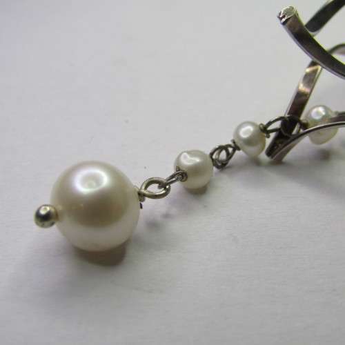 Pair of Sterling Silver earrings with pearls - weighs 8,0g