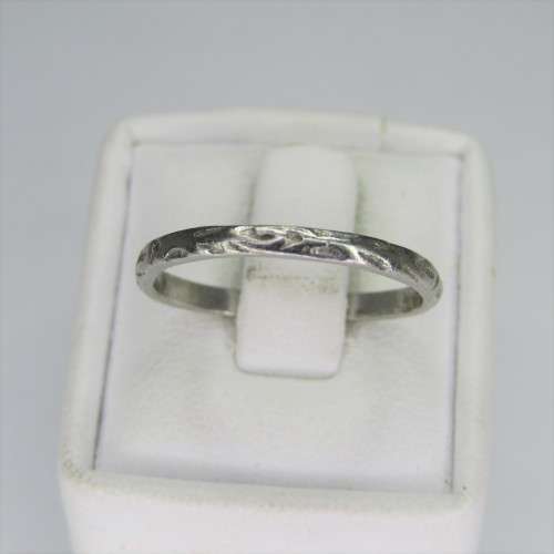 Vintage Platinum wedding band ring - weighs 2,4g - Size L