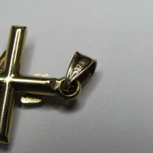 9kt Gold Crucifix pendant - weighs 1,3g