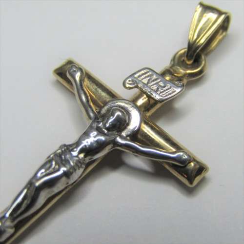 9kt Gold Crucifix pendant - weighs 1,3g
