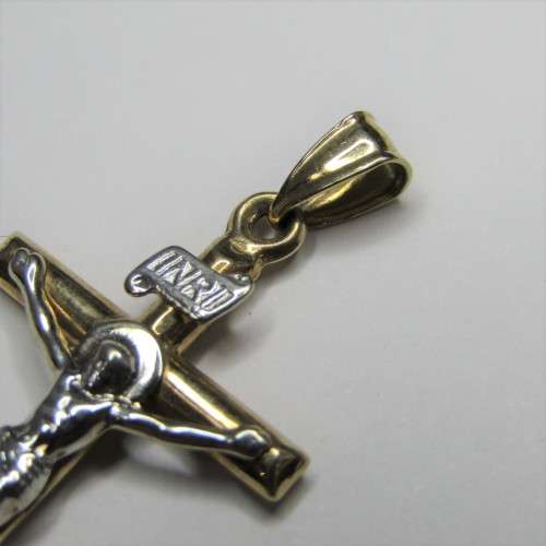 9kt Gold Crucifix pendant - weighs 1,3g
