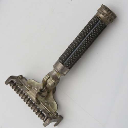 Vintage Wilkinson shaving kit with two blades in box - box broken