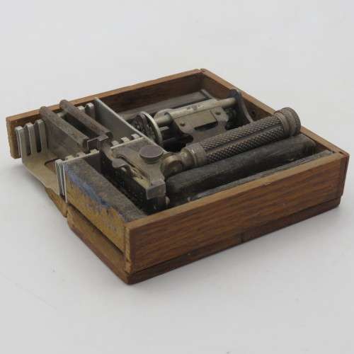 Vintage Wilkinson shaving kit with two blades in box - box broken