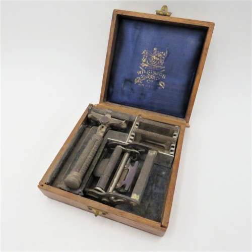 Vintage Wilkinson shaving kit with two blades in box - box broken