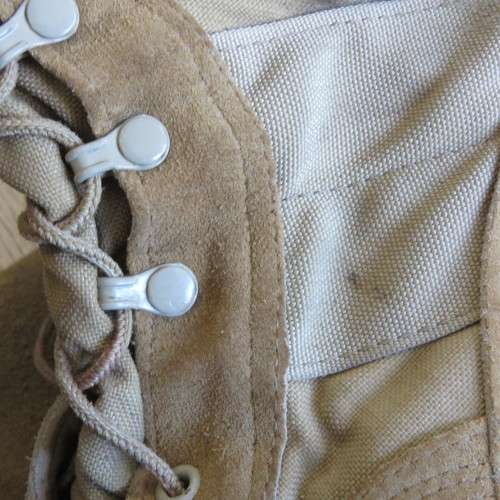 Pair of US Army desert combat boots - size US 10