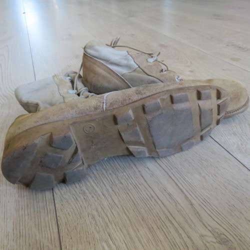 Pair of US Army desert combat boots - size US 10