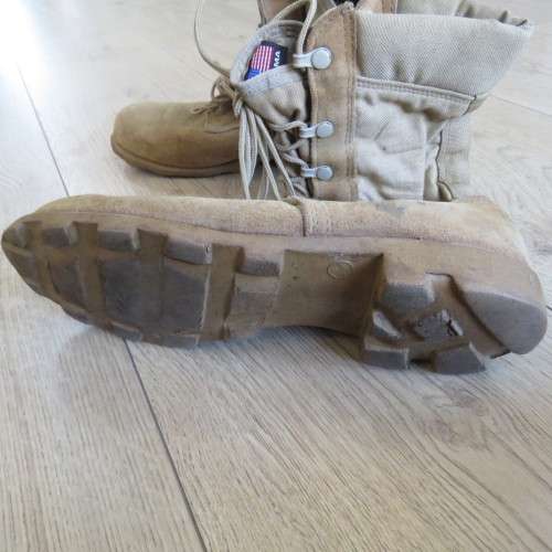Pair of US Army desert combat boots - size US 10