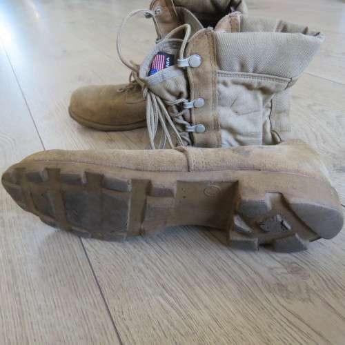 Pair of US Army desert combat boots - size US 10