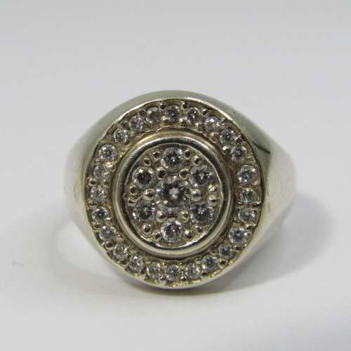 9kt Gold ring with 31 Diamonds - weighs 9,2g - size N