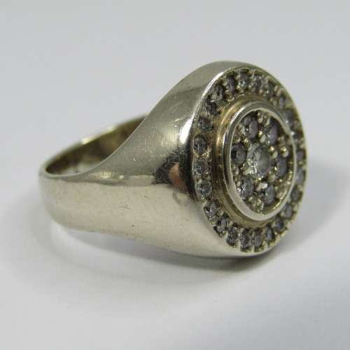 9kt Gold ring with 31 Diamonds - weighs 9,2g - size N