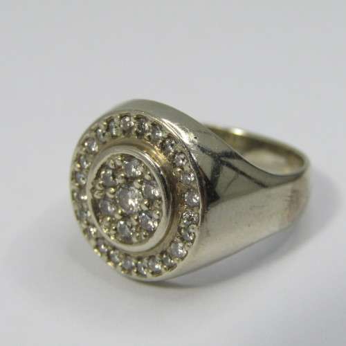 9kt Gold ring with 31 Diamonds - weighs 9,2g - size N