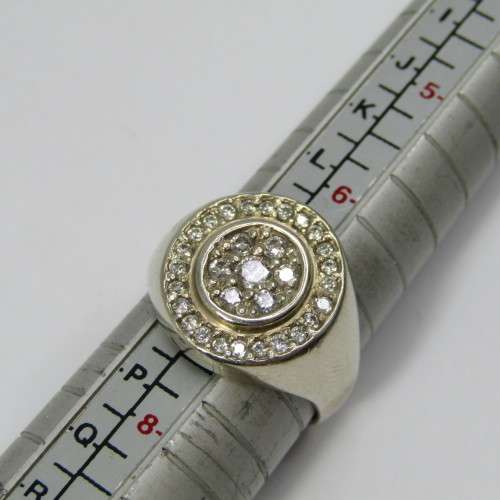 9kt Gold ring with 31 Diamonds - weighs 9,2g - size N