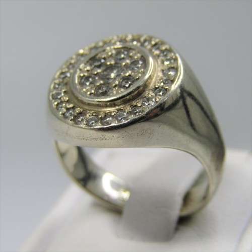 9kt Gold ring with 31 Diamonds - weighs 9,2g - size N
