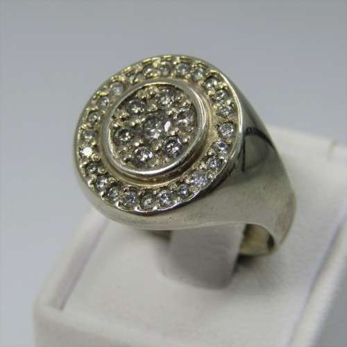 9kt Gold ring with 31 Diamonds - weighs 9,2g - size N
