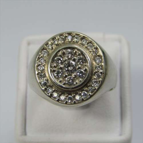 9kt Gold ring with 31 Diamonds - weighs 9,2g - size N