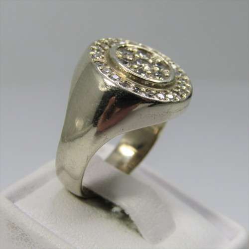 9kt Gold ring with 31 Diamonds - weighs 9,2g - size N