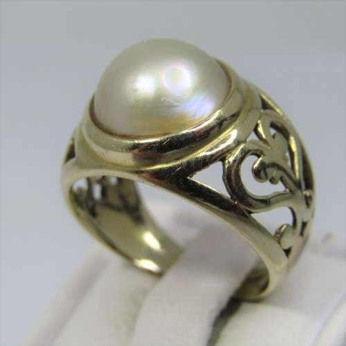 9kt Gold Mabe pearl ring with pattern - weighs 5,1g - size O