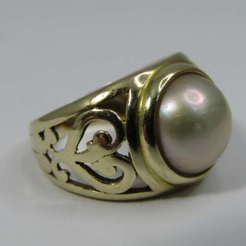 9kt Gold Mabe pearl ring with pattern - weighs 5,1g - size O