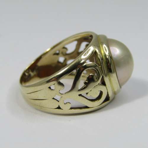 9kt Gold Mabe pearl ring with pattern - weighs 5,1g - size O