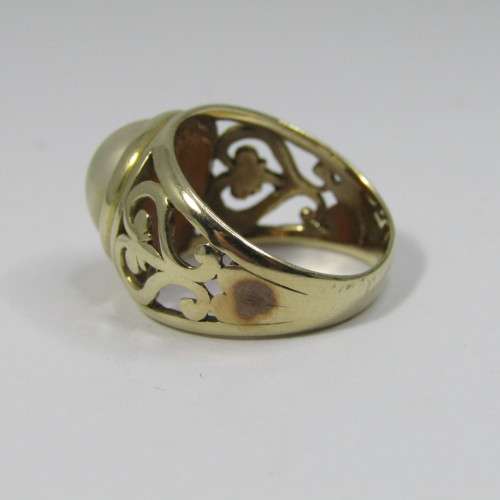 9kt Gold Mabe pearl ring with pattern - weighs 5,1g - size O