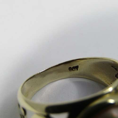 9kt Gold Mabe pearl ring with pattern - weighs 5,1g - size O