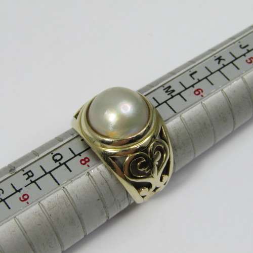 9kt Gold Mabe pearl ring with pattern - weighs 5,1g - size O