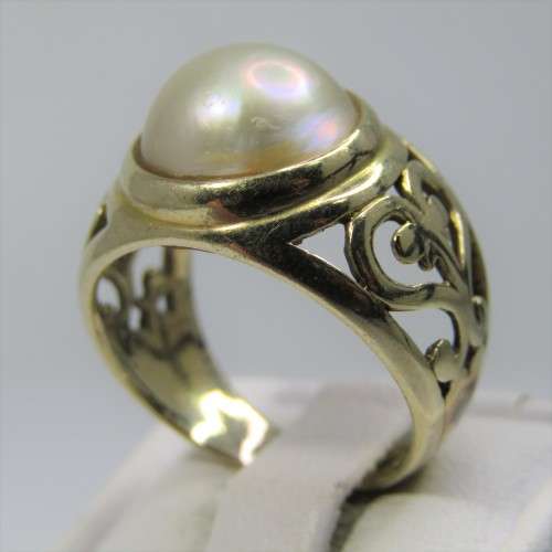 9kt Gold Mabe pearl ring with pattern - weighs 5,1g - size O