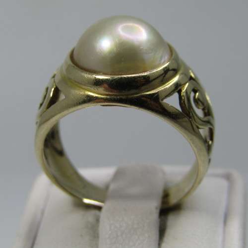 9kt Gold Mabe pearl ring with pattern - weighs 5,1g - size O