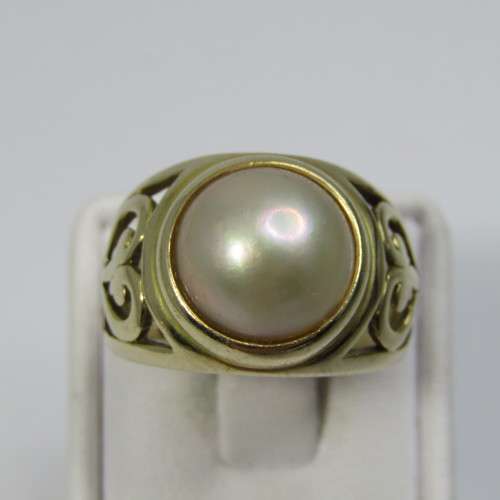 9kt Gold Mabe pearl ring with pattern - weighs 5,1g - size O