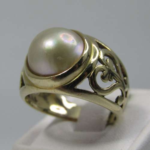 9kt Gold Mabe pearl ring with pattern - weighs 5,1g - size O