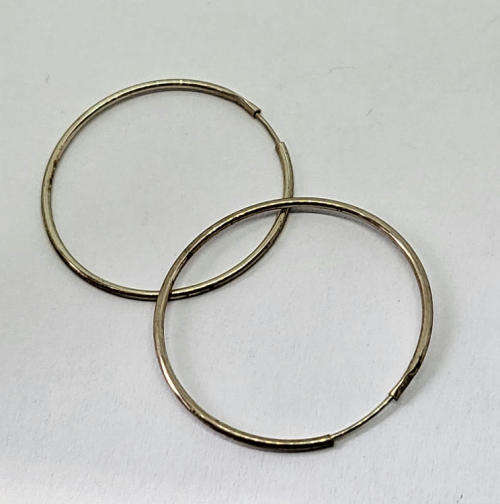 Very dainty silver earrings - 0.2g