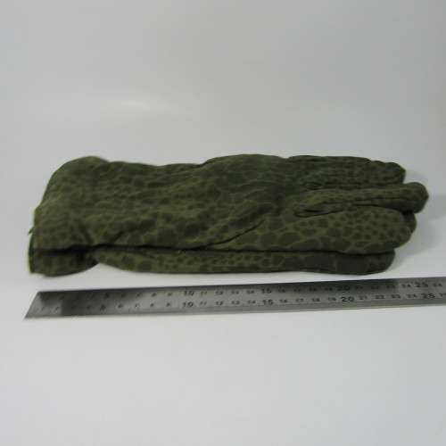 Vintage Polish Army Puma camo winter gloves - unissued