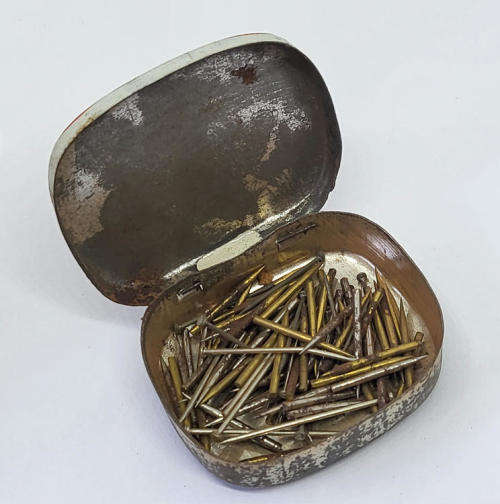 Vintage Waltz gramophone needles tin - Some contents