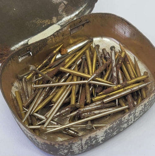 Vintage Waltz gramophone needles tin - Some contents