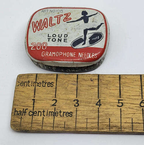Vintage Waltz gramophone needles tin - Some contents