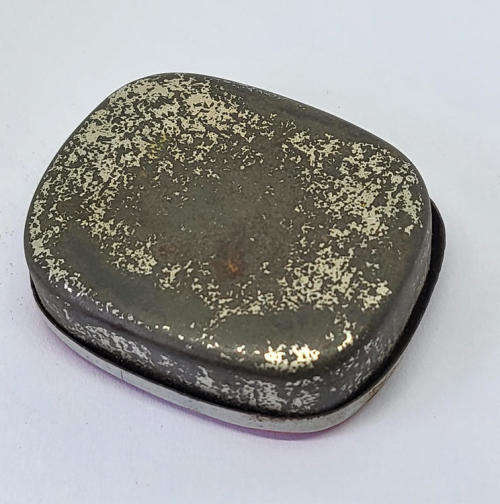 Vintage Waltz gramophone needles tin - Some contents