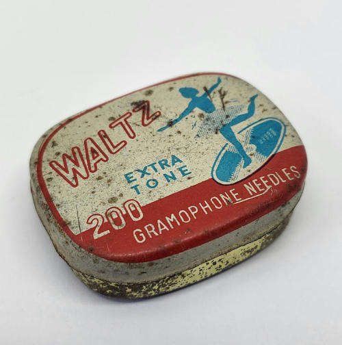 Vintage Waltz gramophone needles tin  - Some contents