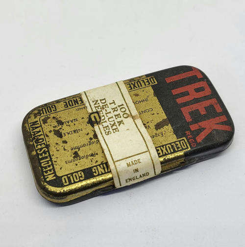 Vintage TREK gramophone needles tin - Some contents