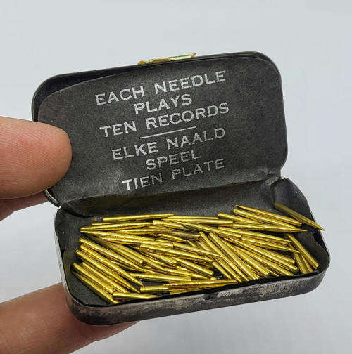 Vintage TREK gramophone needles tin - Some contents