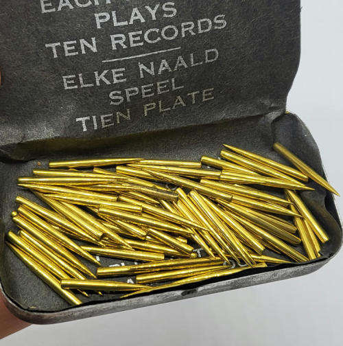 Vintage TREK gramophone needles tin - Some contents