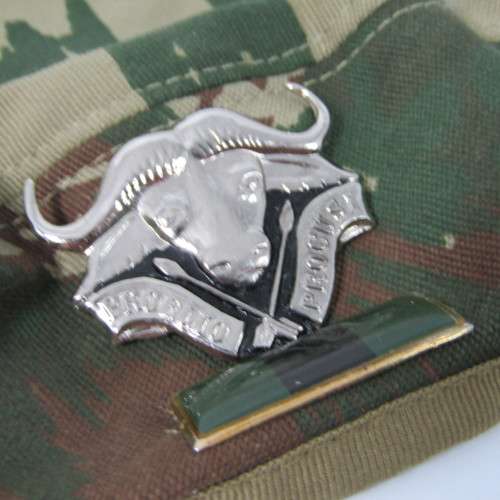 Original 32 Battalion camo beret with badge & 3rd pattern Infantry balkie - 52cm