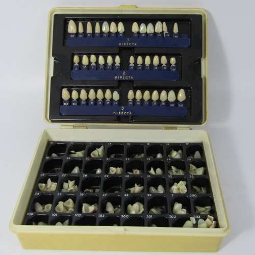 Vintage Dorecta dentist ctown teeth set in case