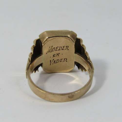 9kt Gold mens ring with Onyx - inscribed Moeder & Vader - weighs 6,6 grams - size U