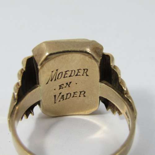 9kt Gold mens ring with Onyx - inscribed Moeder & Vader - weighs 6,6 grams - size U