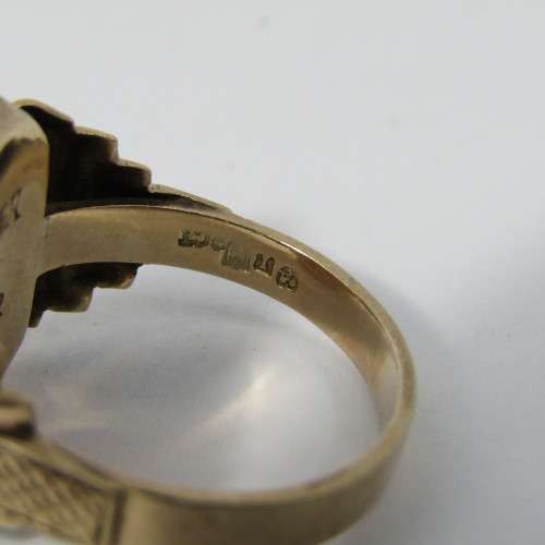 9kt Gold mens ring with Onyx - inscribed Moeder & Vader - weighs 6,6 grams - size U