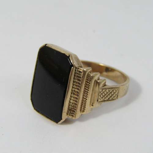 9kt Gold mens ring with Onyx - inscribed Moeder & Vader - weighs 6,6 grams - size U