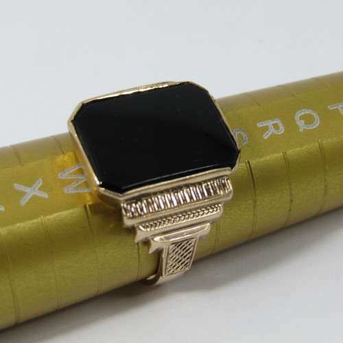 9kt Gold mens ring with Onyx - inscribed Moeder & Vader - weighs 6,6 grams - size U