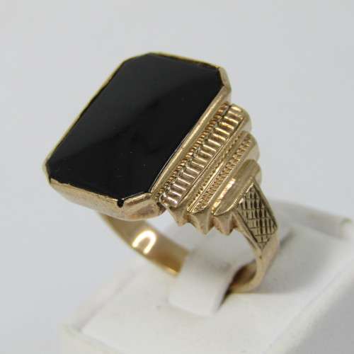 9kt Gold mens ring with Onyx - inscribed Moeder & Vader - weighs 6,6 grams - size U